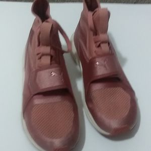 Woman's pink puma sneakers